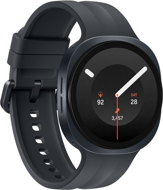 Gitzwarte Samsung Galaxy Watch 9 met donkergrijs sportbandje, gedetailleerde weergave van het scherm met datum en stappentellers.