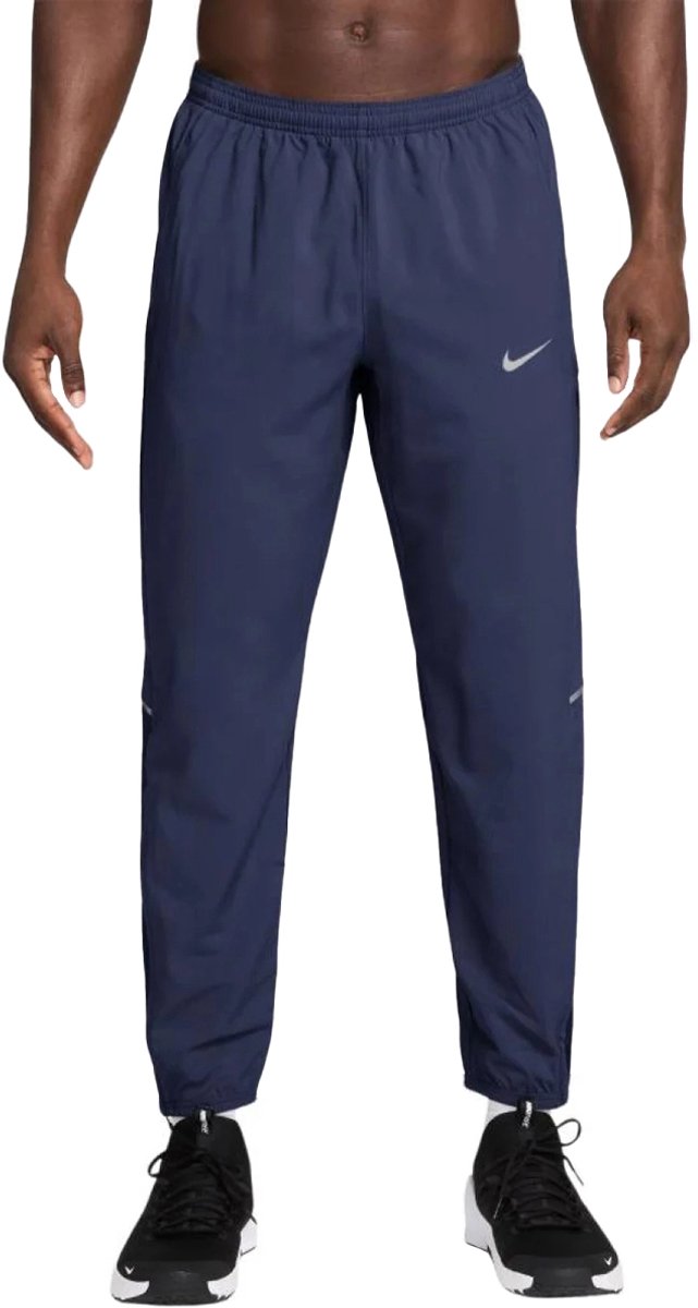 Nike dri-fit miler woven broek in de kleur marine. Blauw