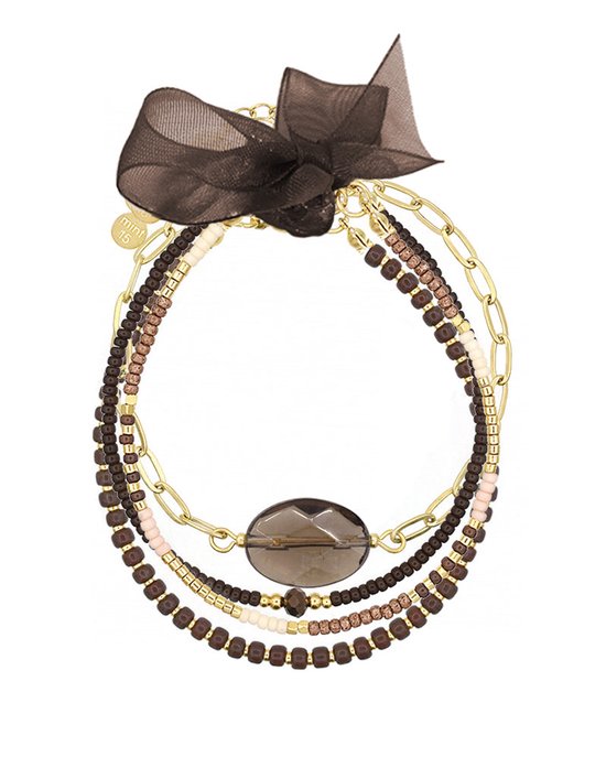 Set van vier armbanden in bruin, beige en goud met een grote bruine facetsteen en een zwart strikje.