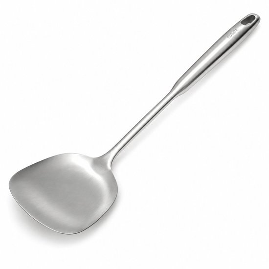 Een enkele zilverkleurige wokspatel, gemaakt van RVS, op een witte achtergrond.