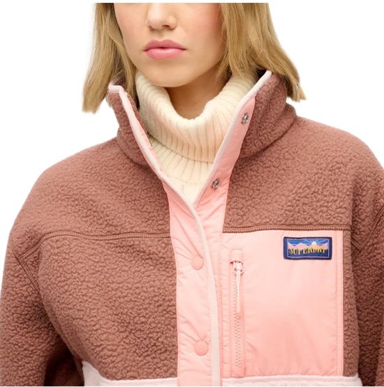 Bruine fleece jas met roze en lichte roze panelen, ritsvak en logo.