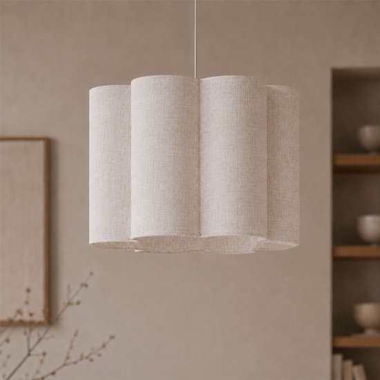 Plafonnier en lin beige avec un design cylindrique ondulé.