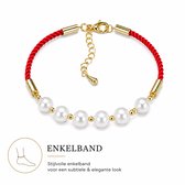 Stijlvolle enkelband van rood koord met zoetwaterparels en gouden details. Afbeelding toont een enkelbandje met parels.