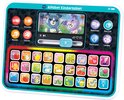 Een blauwgroen VTech Kindertablet met een alfabet toetsenbord, gekleurde letterknoppen en een scherm met twee honden.