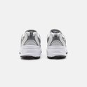 Achterkant van twee lichtgrijze sneakers met witte en grijze accenten.