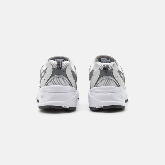 Achterkant van twee lichtgrijze sneakers met witte en grijze accenten.
