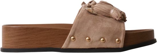 Mule marron clair avec franges et clous sur la bride. Semelle compensée en bois.
