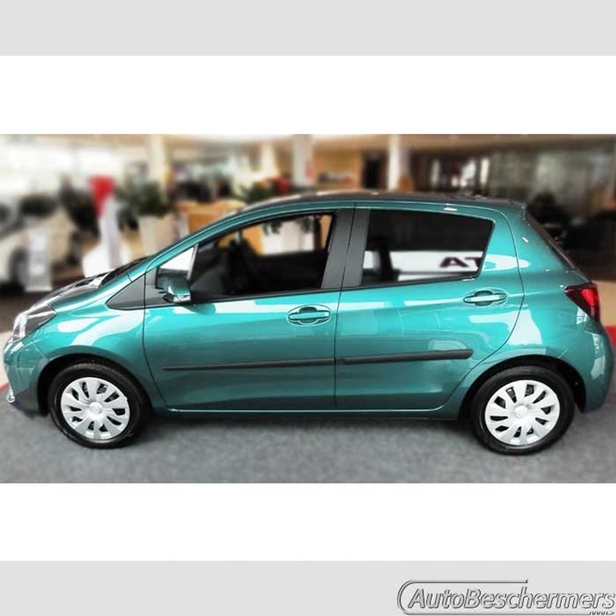 Stootlijsten set zwart voor Toyota Yaris 5-deurs 04.2017-08.2020. De stootstrips zijn zelfklevend. Set a 4 stuks (#0020)