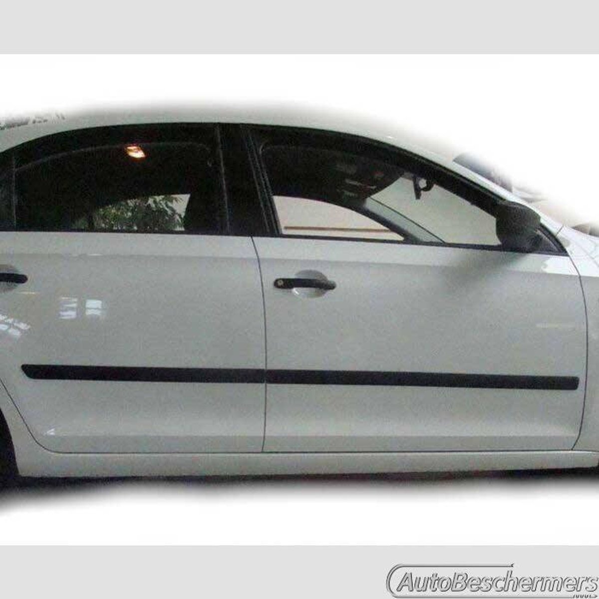 Stootlijsten set zwart voor Skoda Rapid 11.2012-. De stootstrips zijn zelfklevend. Set a 4 stuks (#0046)