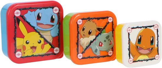 Trois boîtes à goûter Pokémon côte à côte: rouge/bleu avec Pikachu/Carapuce, orange/vert avec Eevee/Bulbizarre, et blanc/jaune avec Salamèche.