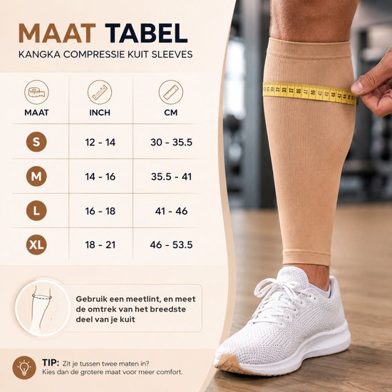 Een deel van een man met een beige kuitcompressiemouw aan, terwijl een meetlint de omtrek ervan meet.