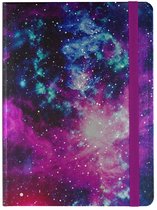 Gedetailleerde galaxyprint op notitieboek, met paarse, blauwe en groene nevels en witte sterren.