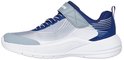 Blauwe Skechers sneaker met grijze en witte accenten, veters en klittenbandsluiting.