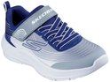 Blauwe Skechers kindersneaker met witte veters, grijze klittenbandsluiting en S-logo.
