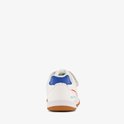 Achterkant van witte lage Dutchy sportschoenen met klittenband, blauwe en rode accenten.