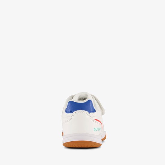 Achterkant van witte lage Dutchy sportschoenen met klittenband, blauwe en rode accenten.