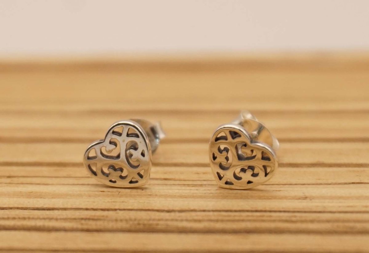 Sterling zilveren oorknopjes hartje met siertekens - hart vormige oorknoppen van 925 zilver - kleine zilveren hartje oorbellen voor je geliefde - cadeau tip kerst, sinterklaas, verjaardag, valentijn, voor je liefje