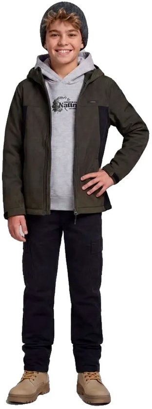 Jongen in groen met zwart colorblock softshell jack, grijze hoodie, zwarte broek, bruine schoenen en grijze muts.
