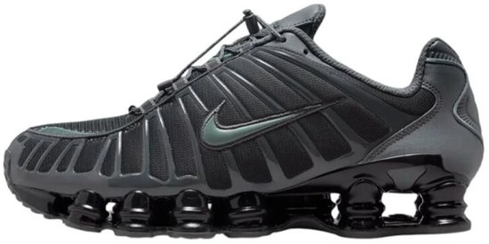 Grijze Nike Shox TL sneaker met zwarte zool en groene Nike-swoosh.