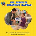 Man en jongen vieren een verjaardag met taart. De man geeft de jongen een 3D-pen starterkit. Op de achtergrond ballonnen en slingers.