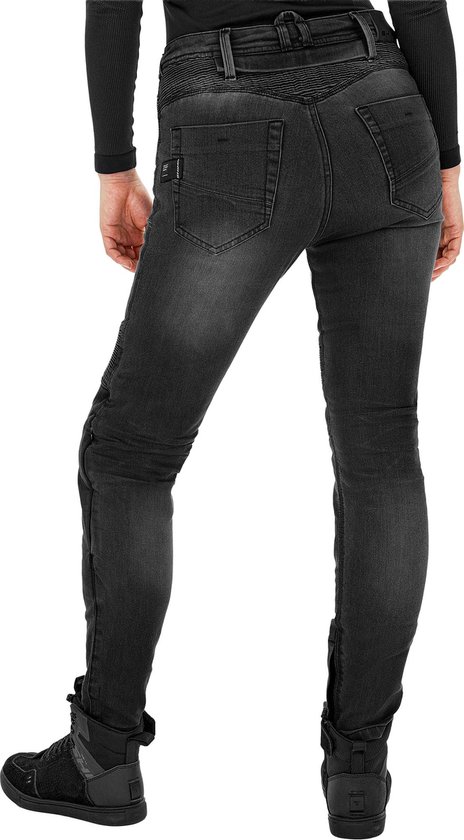 Grijze dames motorjeans van achteren gezien, met geribbelde knieën en enkels, gedragen met sneakers.