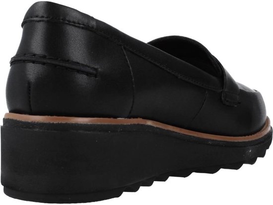 Zwarte loafer met dikke zool van Clarks, achteraanzicht.