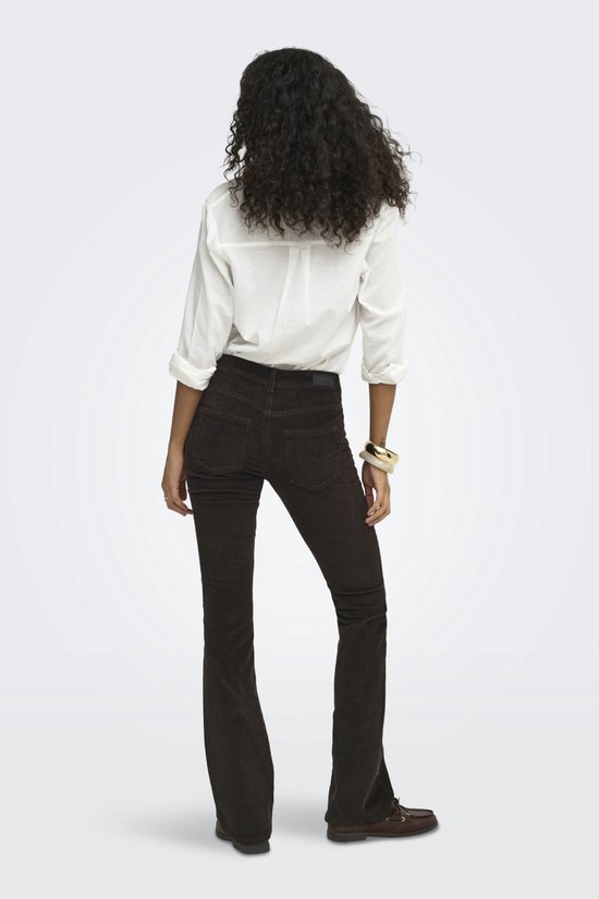 Achterkant van een bruine dames corduroy flared broek met knoop- en ritssluiting.