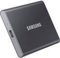 Grijze Samsung Portable SSD T7 met USB-C poort aan de zijkant.