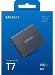 Doos van Samsung Portable SSD T7 in het grijs, met afbeelding van de SSD en specificaties.
