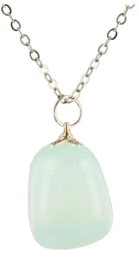 Zilverkleurige ketting met een lichtgroene, gladde opaliet hanger.