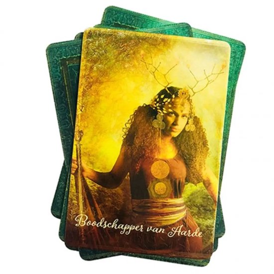 Messager de la Terre. Femme aux cheveux bouclés, robe verte, cercles dorés sur la poitrine. Bâton en bois à la main. Fond naturel.