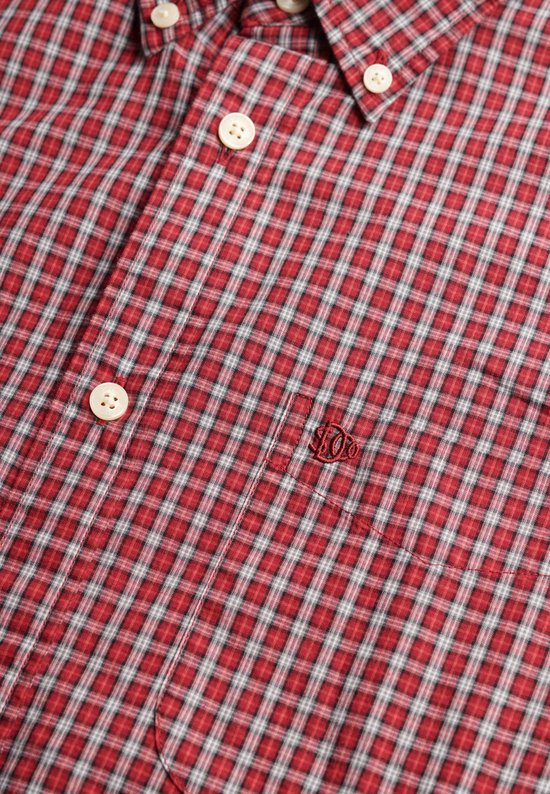 Rood geruit overhemd met witte knopen en een geborduurd logo op de borstzak.