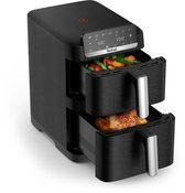 Zwarte Tefal dubbele airfryer met open manden. Bovenmand met groenten, benedenmand met kip. Digitaal display.