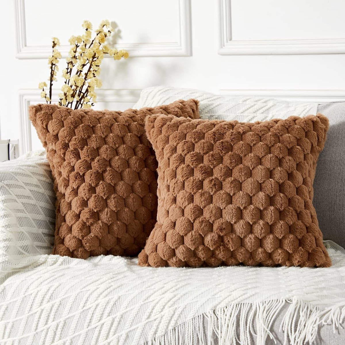 Omgoods - Set van 2 Decoratieve Faux Bont Kussenhoezen 65 x 65 cm - Luxe en Comfortabel voor Sofa en Bed