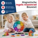 Twee kinderen bouwen een magnetisch tegel reuzenrad en een huisje. De set is BPA-vrij en heeft afgeronde hoeken.
