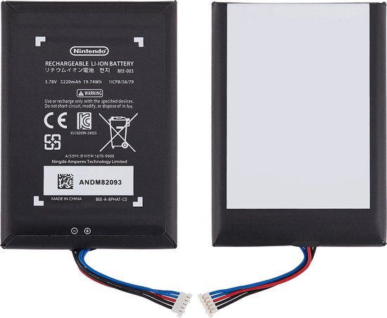Twee zwarte Nintendo Switch batterijen (BEE-003) naast elkaar. Eén met tekst en waarschuwing, de ander met een witte sticker.
