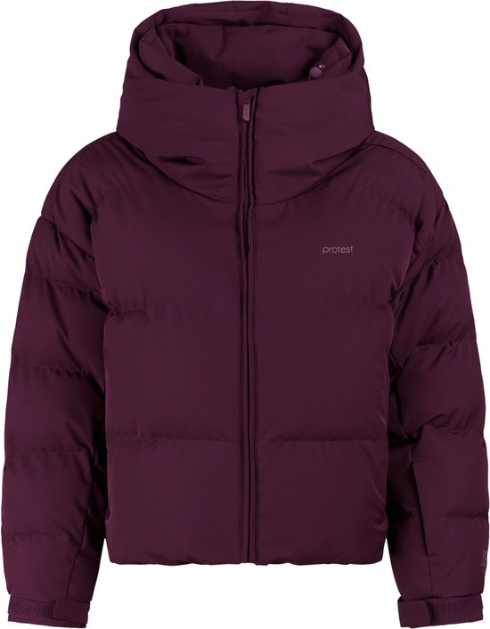Paarse dames winterjas met hoge kraag en capuchon. Protest logo op de borst.