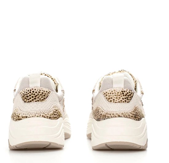 Achterkant van twee licht beige sneakers met luipaardprint en wit logo.
