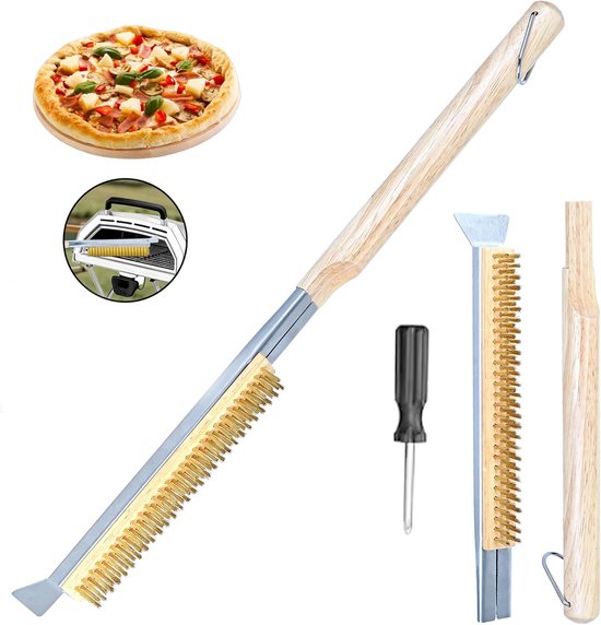 Grillborstel met houten handvat, messing borstelharen en schraper. Naast de borstel ligt een pizza.