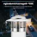 Zilverkleurige RVS schoorsteenkap met ronde openingen, met waterdruppels die eraf lopen.