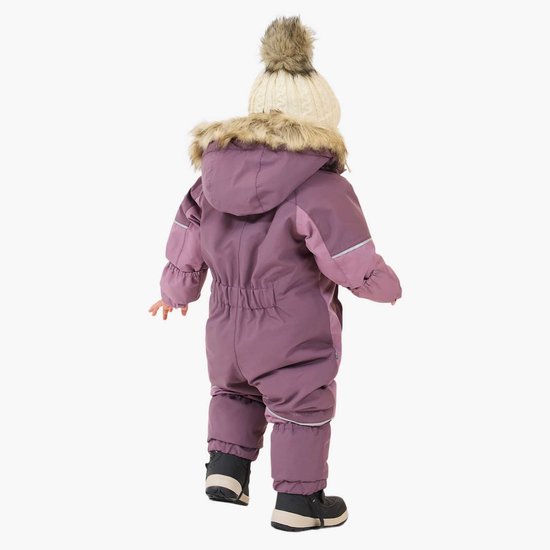 Peuter van achteren gezien in een paarse winteroverall met capuchon met imitatiebont en een crème muts.