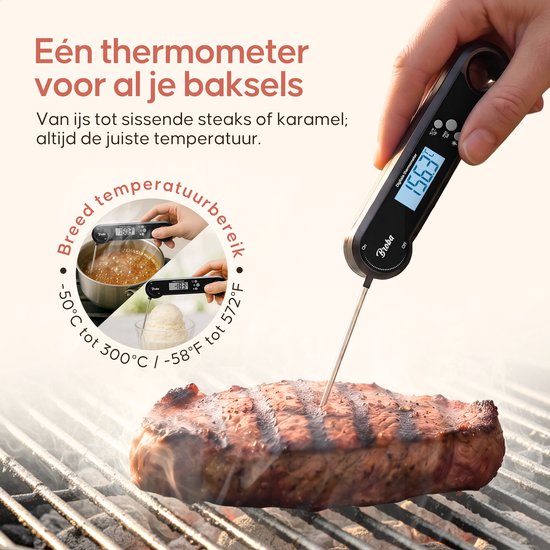 Zwarte digitale thermometer met een naald, metend aan een gegrilde steak. Tekst: "Eén thermometer voor al je baksels".