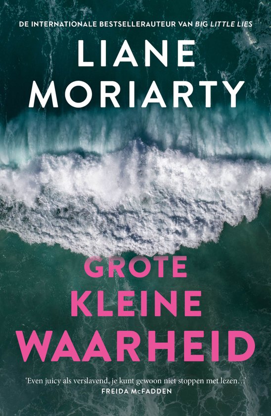 Boekcover met de titel 'Grote kleine waarheid' van Liane Moriarty, met een woeste golf op zee.