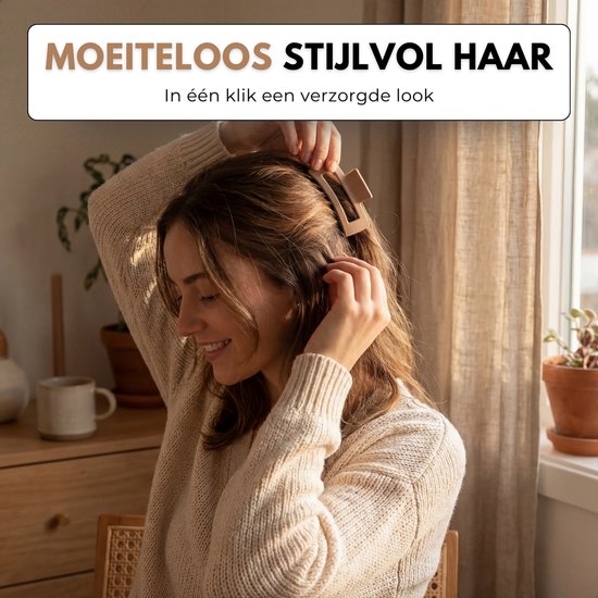 Vrolijke vrouw met bruin haar die een beige haarklem in haar haar schuift.