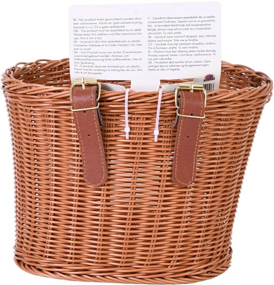 Bruine rotan fietsmand met bruine leren bandjes en gespen.