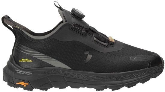 Chaussure de randonnée basse noire avec fermeture à molette, texture imperméable et accents orange sur la semelle.