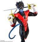 Close-up van actiefiguur met zwaarden, blauwe huid, zwarte haren, rood-zwarte outfit.