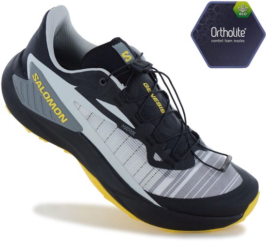 Zwarte Salomon trailrunningschoen met grijze en gele accenten. De schoen heeft een snelsluiting en een Ortholite inlegzool.