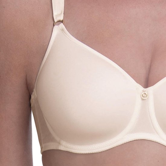 Detail van een beige voorgevormde bh met kant en verstelbare bandjes.