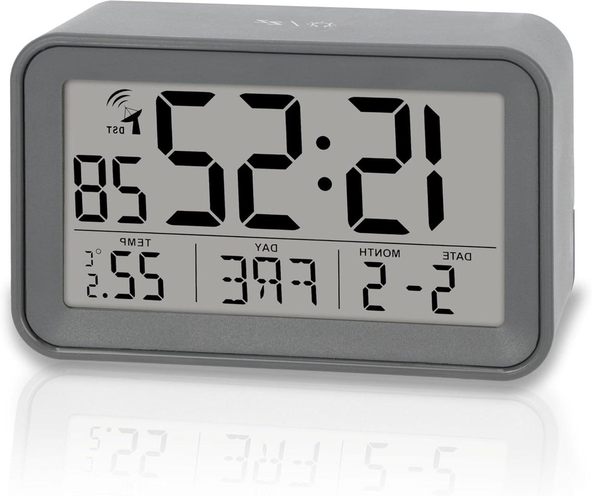Digitale Wekker - Radiografisch Gestuurd - Reizen en Thuis - Temperatuur Kalender - Compact Formaat - Mat Grijs